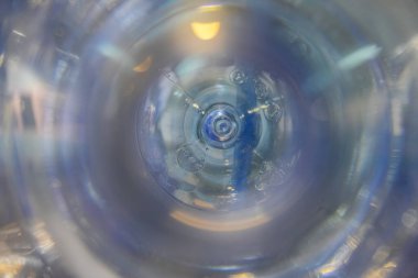 Elektrik santrali için ters osmoz sisteminde çalışan bir kadın. Endüstri için RO sistemi, endüstriyel kimyasallar, elektrik santrali, şişeleme fabrikasında çalışan kadın işçiler ve su şişelerini kontrol eden borularla birlikte kurulacak popüler ekipman. 