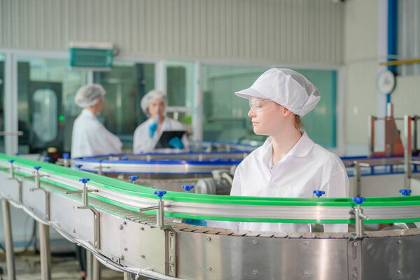 Женщина, работающая в системе обратного осмоса для электростанции. RO система для промышленности, оборудование, которое популярно для установки с трубами на промышленных таких химических, электростанций, нефти и газа. Молодая работница завода по розливу бутылок с водой 