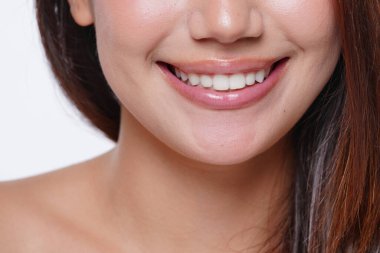 Sağlıklı dişleri olan genç ve güzel bir kadın. Güzel bir cilt modeli, mutlu bir kadın. 