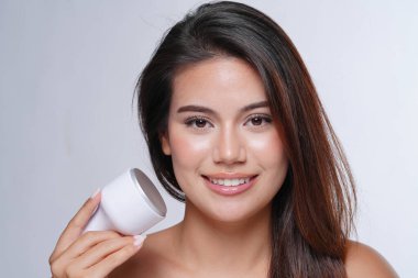 Sağlıklı dişleri olan genç ve güzel bir kadın. Güzel bir cilt modeli, mutlu bir kadın. 