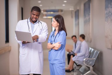 Profesyonel doktorlar hastanede ekip halinde çalışıyorlar.