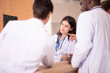 Profesyonel doktorlar hastanede ekip halinde çalışıyorlar.