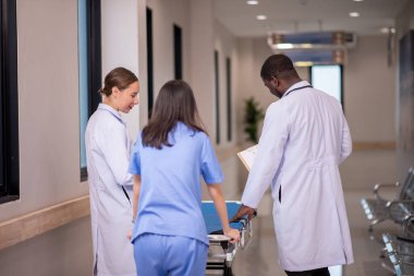 Profesyonel doktorlar hastanede ekip halinde çalışıyorlar.