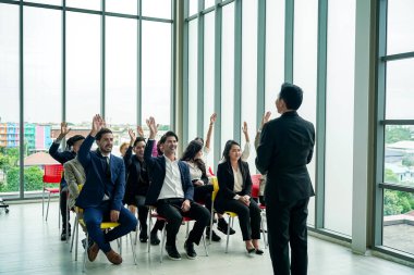 Konferans. İş adamları bir odada oturup motivasyon koçunu dinliyor. Bir Öz Gelişim ve Gelişim Özel Olayının Temsili