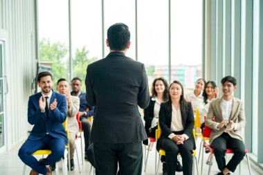 Konferans. İş adamları bir odada oturup motivasyon koçunu dinliyor. Bir Öz Gelişim ve Gelişim Özel Olayının Temsili