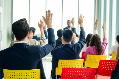 Konferans. İş adamları bir odada oturup motivasyon koçunu dinliyor. Bir Öz Gelişim ve Gelişim Özel Olayının Temsili