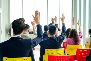 Konferans. İş adamları bir odada oturup motivasyon koçunu dinliyor. Bir Öz Gelişim ve Gelişim Özel Olayının Temsili