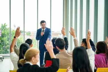 Konferans. İş adamları bir odada oturup motivasyon koçunu dinliyor. Bir Öz Gelişim ve Gelişim Özel Olayının Temsili