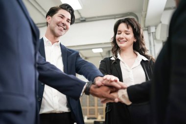 Ofiste beyin fırtınası yapan iş adamları. Modern ofisteki gençler grup toplantısı ve beyin fırtınası yapıyorlar. 