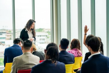 Konferans. İş adamları bir odada oturup motivasyon koçunu dinliyor. Bir Öz Gelişim ve Gelişim Özel Olayının Temsili