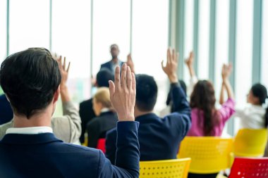 Konferans. İş adamları bir odada oturup motivasyon koçunu dinliyor. Bir Öz Gelişim ve Gelişim Özel Olayının Temsili