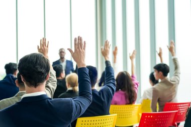 Konferans. İş adamları bir odada oturup motivasyon koçunu dinliyor. Bir Öz Gelişim ve Gelişim Özel Olayının Temsili