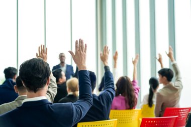 Konferans. İş adamları bir odada oturup motivasyon koçunu dinliyor. Bir Öz Gelişim ve Gelişim Özel Olayının Temsili
