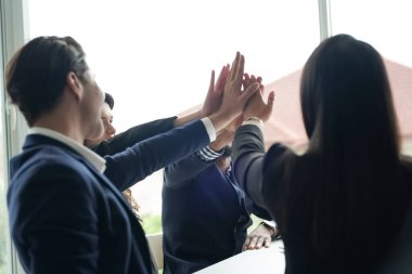 Ofiste beyin fırtınası yapan iş adamlarının fotoğrafı. Modern ofisteki gençler grup toplantısı ve beyin fırtınası yapıyorlar. 