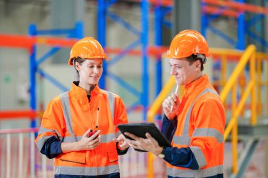 Mühendis ve teknisyen bakım demiryolu inşaat alanını teftiş ediyor.. 