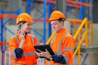 Mühendis ve teknisyen bakım demiryolu inşaat alanını teftiş ediyor.. 