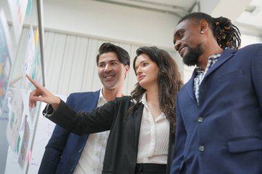 İş görüşmeleri. Ofiste beyin fırtınası yapan iş adamlarının fotoğrafı. Modern ofisteki gençler grup toplantısı ve beyin fırtınası yapıyorlar. 