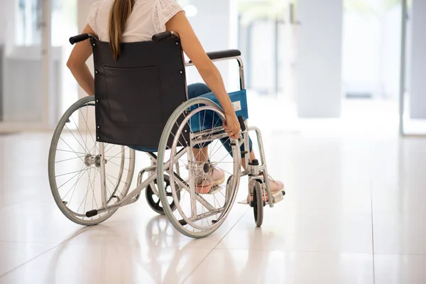 Widok Tyłu Pacjentki Siedzącej Wózku Inwalidzkim Szpitalu — Zdjęcie stockowe