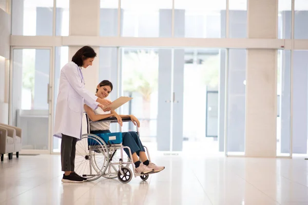 Médecin Parlant Avec Une Patiente Assise Sur Fauteuil Roulant — Photo