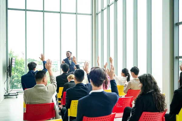 Konferenztreffen Geschäftsleute Sitzen Einem Raum Und Hören Dem Motivationstrainer Darstellung — Stockfoto