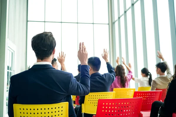 Konferenztreffen Geschäftsleute Sitzen Einem Raum Und Hören Dem Motivationstrainer Darstellung — Stockfoto
