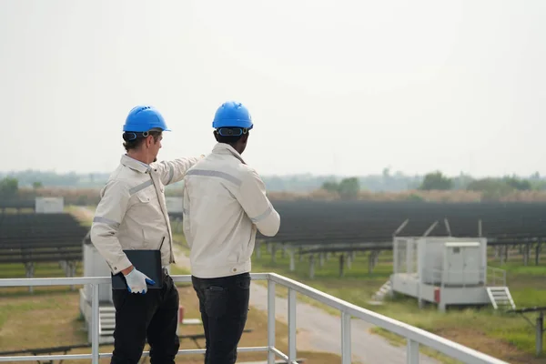 Ingegneri Elettricisti Che Lavorano Una Fattoria Fotovoltaica Apparecchiature Controllo Manutenzione — Foto Stock