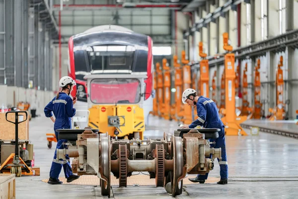Інженери Перевіряють Локомотив Залізничному Інженерному Єкті — стокове фото