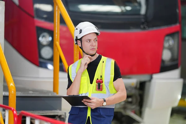 Інженер Оглядає Локомотив Залізничному Інженерному Єкті — стокове фото