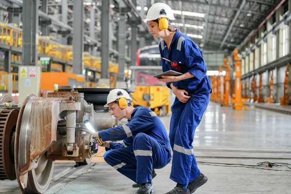Інженери Перевіряють Локомотив Залізничному Інженерному Єкті — стокове фото
