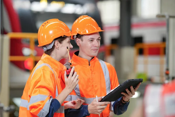 Ingenjörer Som Inspekterar Lok Järnvägsteknikanläggning — Stockfoto