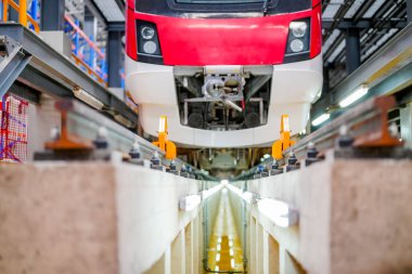 Demiryolu mühendislik tesisinde eğitmen ve çıraklar