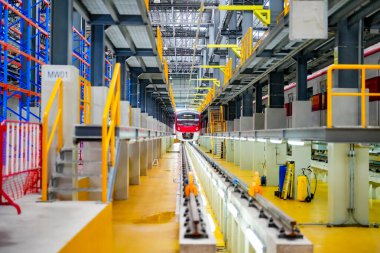 Demiryolu mühendislik tesisinde eğitmen ve çıraklar