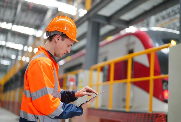 Ingenjör Som Inspekterar Lok Järnvägsteknikanläggning — Stockfoto