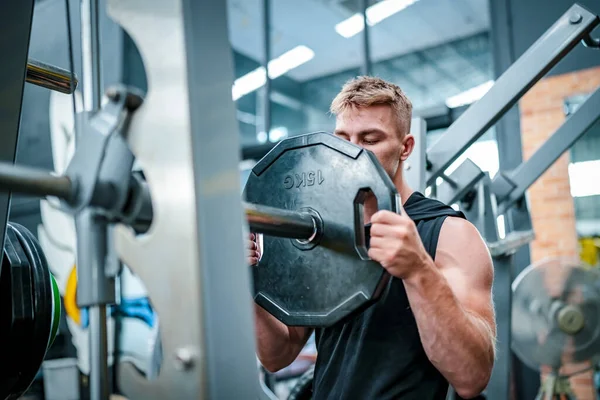 Erkek Sporcu Spor Salonunda Egzersiz Yapıyor Ağırlık Kaldırıyor Eklemlerini Çekiyor — Stok fotoğraf