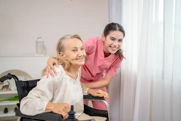 Donna Anziana Infermiera Casa Sanità Ragazza Operaia Preoccupa Anziani Donna — Foto Stock