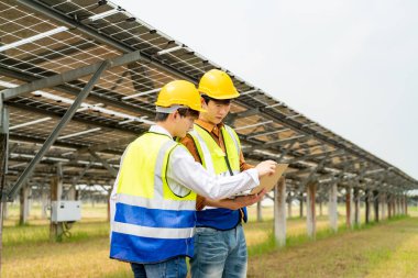 Güneş paneli, fotovoltaik, alternatif elektrik kaynağı - sürdürülebilir kaynaklar kavramı. 