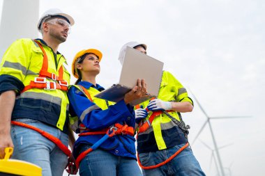 Rüzgar türbini servis mühendisi bakım ve inşaat sahasında teftiş planı, yenilenebilir elektrik jeneratörü.