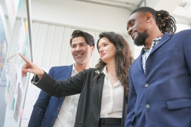 İş adamları iş stratejileri planlamak için veri analizi rakamları için toplanıyorlar. İş tartışması kavramı.