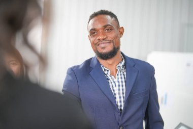 İş adamları iş stratejileri planlamak için veri analizi rakamları için toplanıyorlar. İş tartışması kavramı.