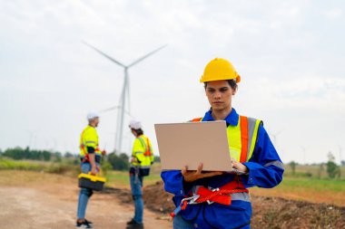 Rüzgar türbini servis mühendisi bakım ve inşaat sahasında teftiş planı, yenilenebilir elektrik jeneratörü.
