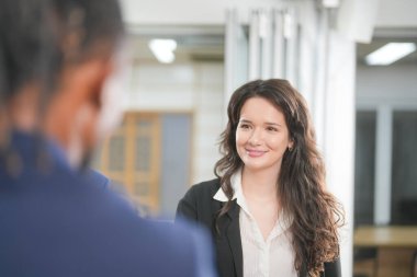 İş adamları iş stratejileri planlamak için veri analizi rakamları için toplanıyorlar. İş tartışması kavramı.