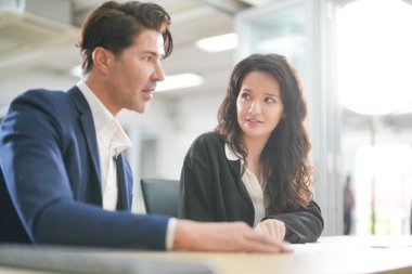 İş adamları iş stratejileri planlamak için veri analizi rakamları için toplanıyorlar. İş tartışması kavramı.