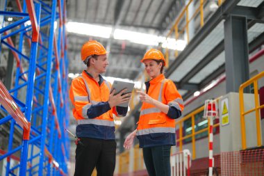 Mühendis ve teknisyen bakım demiryolu inşaat alanını teftiş ediyor.. 