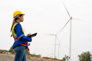 Rüzgar türbini servis mühendisi bakım ve inşaat sahasında teftiş planı, yenilenebilir elektrik jeneratörü.