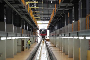 Mühendis tren raylarındaki elektrik kondisliği durumunu kontrol ediyor..