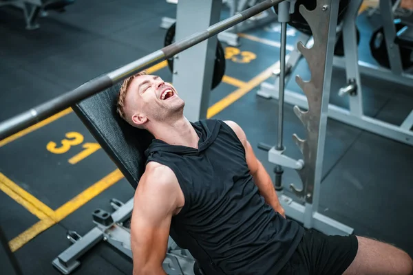 Erkek Sporcu Spor Salonunda Egzersiz Yapıyor Ağırlık Kaldırıyor Eklemlerini Çekiyor — Stok fotoğraf
