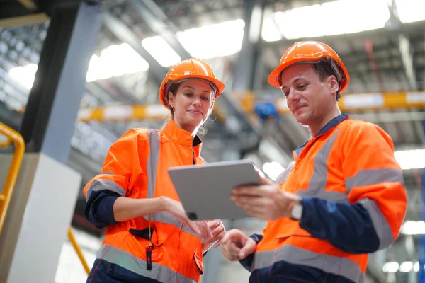 Ingenjörer Som Inspekterar Lok Järnvägsteknikanläggning — Stockfoto