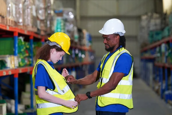 Workers Working Large Warehouse Checking Wrapped Boxes — Stock Photo, Image