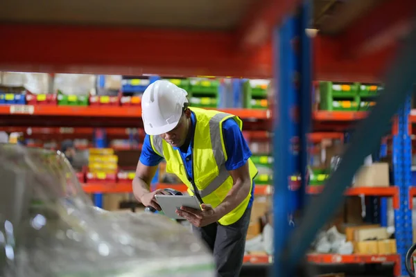 大規模な倉庫で働く労働者 顧客に出荷する準備ができている木パレットのプラスチックと包まれるチェックボックス — ストック写真