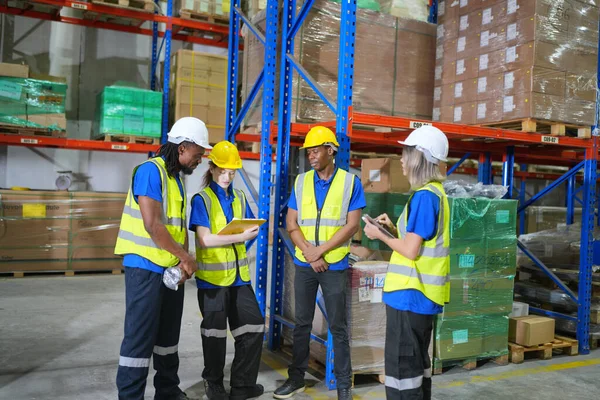 Trabalhadores Que Trabalham Grande Armazém Verificando Caixas Embrulhadas — Fotografia de Stock